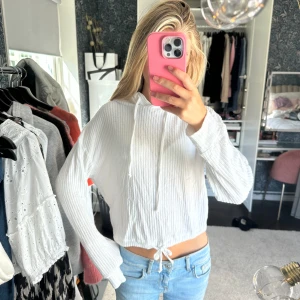 Mjuk hoodie - Säljer denna bomulls hoodie ifrån Gina, jätte bra skick och knappt använd💕