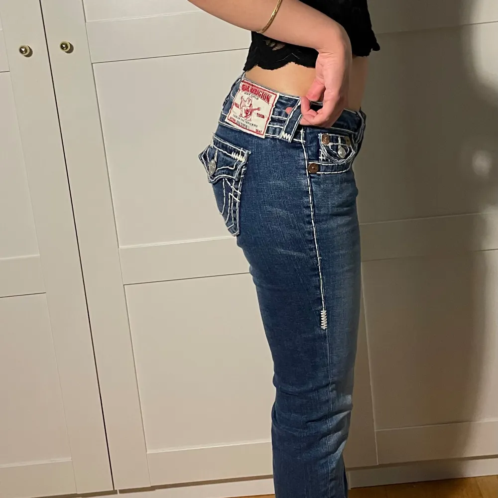 Jätte fina true religion jeans som är köpta från sellpy och är vintage.Dom är straight och lågmidjade med jättefina vita sömmar 💕. Jeans & Byxor.