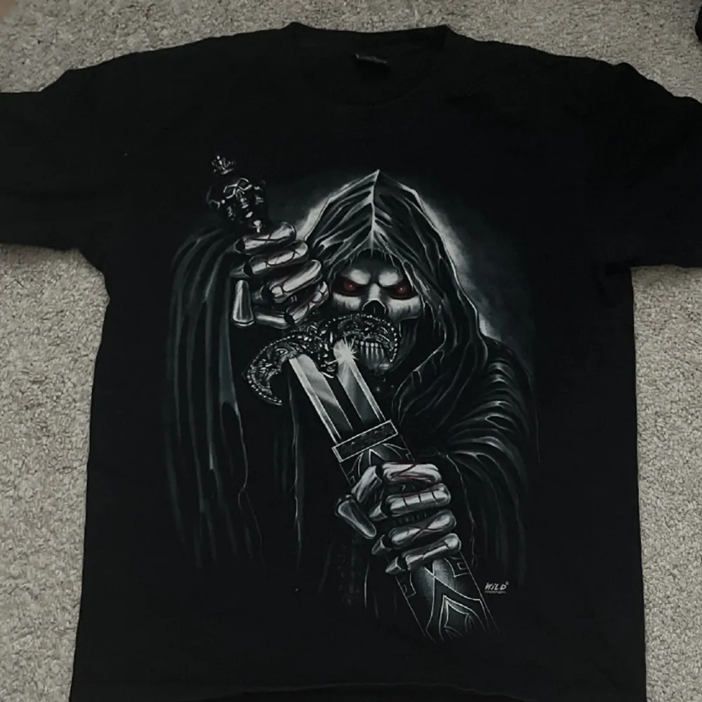 Skeleton y2k tisha, anvĂ€nd ett par gĂ„nger men kommer tyvĂ€rr inte till anvĂ€ndning lĂ€ngređ„Skriv vid funderingar!. T-paidat.