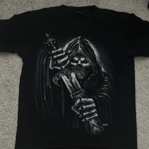 feeeet skelly tisha! 💀 💯 - Skeleton y2k tisha, använd ett par gånger men kommer tyvärr inte till användning längre😥Skriv vid funderingar!