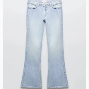Blåa Low waist jeans🦋 - Sååå fina, slutsålda på zara o varit väldigt eftertraktade!!🦋🦋Behöver rensa så tyvärr fick dessa renas bort, helt perfekt modell på lågmidjade bootcut! Avklippta en liten bit då de va för långa för mig! 