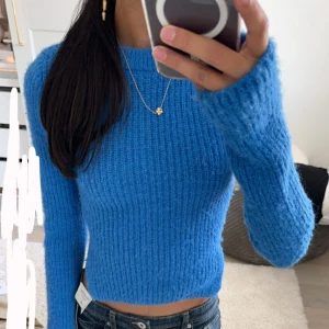 Blå stickad tröja xxs-xs - Super snygg blå stickad kofta💙 sitter helt perfekt och nästan oanvänd 😊 ser som ny och passar med allt💙