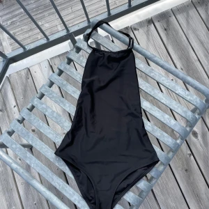 Svart baddräkt - Snygg svart baddräkt med halterneck från Asos, i storlek 34!