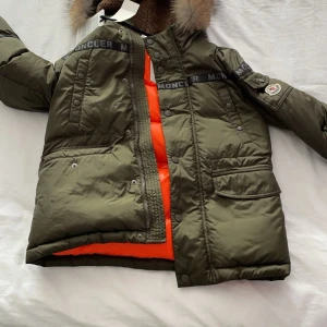 Moncler jacka kid - Äkta päls frost fox, farsan fick som present från jobbet han jobbade på fashion store. Äkta allt bevis finns den kostade 990euro. Och är helt oanvänd ny.
