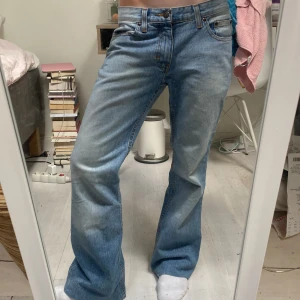 Blå jeans med broderade bakfickor - Ett par bootcut jeans med snygga broderade detaljer på bakfickorna. Bra skick, inga defekter. Midjemått: 39 cm, Innerbenslängd: 70 cm. Jag är 163cm💓