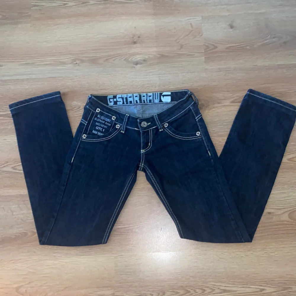 Midja: ca 35 Längd: ca 97 G-star raw lågmidjade raka jeans, inga defekter säljer då de är lite för små, fikorna sitter lite längre ner. . Jeans & Byxor.