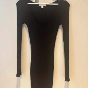 Svart klänning - Jag säljer min svarta långärmade klänning! Klänningen är ribbad och är i ett ganska tjockt material. Använd fåtal gånger. Säljer pågrund av att den sitter lite för pösigt på mig. Funkar nog på en S. 
