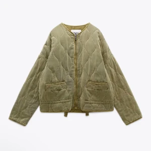 Zara jacka - Säljer min skitsnygga jacka från zara som är slutsåld, perfekt nu till hösten!! Skriv för egna bilder och priset kan diskuteras vid snabb affär!!