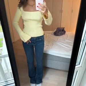 Gul tröja - Tröja från Gina med utsvänga ärmar