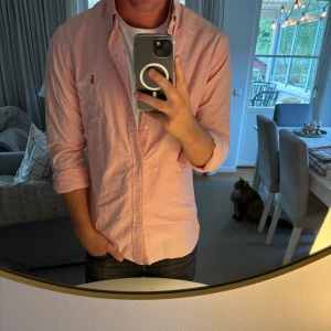 Ralph Lauren skjorta - Hej, säljer nu min fina Ralph Lauren skjorta storlek M slimfit. Den är i nyskick och kommer vara otroligt snygg i sommar. Nypris 1500kr! Vi kommer att sälja liknande produkter nu i sommar så glöm inte följa profilen!🌊🍾