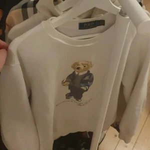 Ralph lauren Björn tröja - Den är i bra Skick 7-8/10 inga stora defekter.
