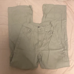  Beiga jeans från H&M - Bra skick använda 3–4 gånger high waist 