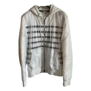 Moncler windbreaker/cardigan  - Moncler windbreaker/cardigan vit. Skick 10-10. Stl M. Retail 12-15.000kr mitt pris 7999kr. Byten kan vara intressant, i skor stl 43 och kläder M-L.