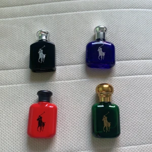  parfymer från Ralph Lauren - Säljer  fyra olika parfymer från Ralph Lauren. Flaskorna är små och smidiga, perfekta för resor eller att ha i väskan. 200kr st.