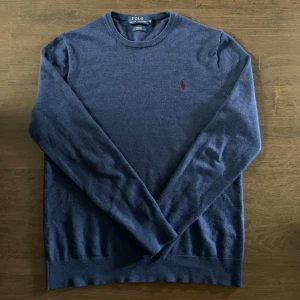 Ralph Lauren tröja  - En otroligt fin stickad tröja från märket Ralph Lauren. Mycket fint skick, egentligen inga tecken på användning utan i stort sett som helt ny. Passar perfekt nu till hösten. Storlek M men sitter mer som en S, skriv  privat vid funderingar. 