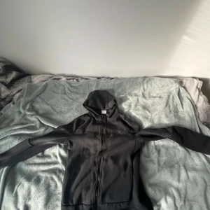 Nike tech-svart - Jätte bra vara,Helt ny men  liten på mig, men annars är det inget fel på den