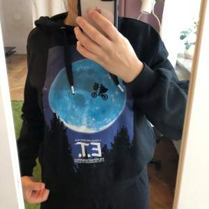 Hoddie med filmmotivet E.T. Knappt använts (my bad) men tror det finns någon annan som hade uppskattat den mer än jag🥰 Gott skick och mjukt tyg