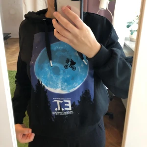 E.T hoddie - Hoddie med filmmotivet E.T. Knappt använts (my bad) men tror det finns någon annan som hade uppskattat den mer än jag🥰 Gott skick och mjukt tyg