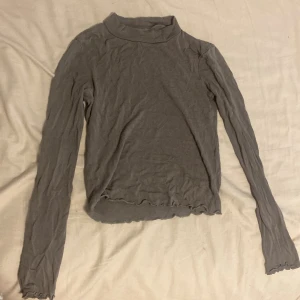 En lilagrå tröja från Gina tricot - Säljer en lilagrå tröja från Gina tricot i storlek xs 