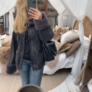 Fodrad jeansjacka med fluff  - Intressekoll ☺️ Sparsamt använd och är i ett fint skick!💕