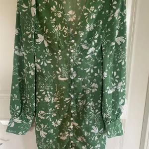 Klänning  - Grön klänning med vitt blommönster. Påminer om adoore Positano kläningen i hur den sitter 🙌 men slutar precis över knäna. Den är aldrig använd  