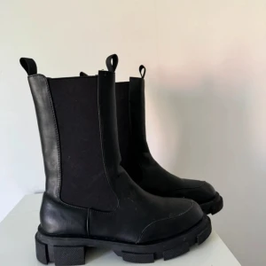 Svarta kängor - Svarta köngor i storlek 38. Använda en gång.