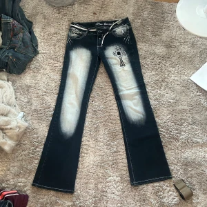 Blue queen jeans - Skit snygga och ovanliga  blue queen jeans som tyvärr inte kommer till användning längre!! De är i väldigt bra skick! Midjemått: 43cm, Innerbenslängd 80cm 💕 använd gärna köp nu 💓💓