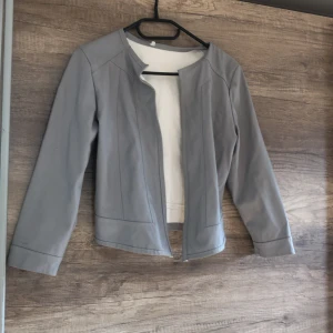 Jacka/ kofta  - Har använt den en gång vill bara få bort den för vet att jag kommer inte använda den mer. 