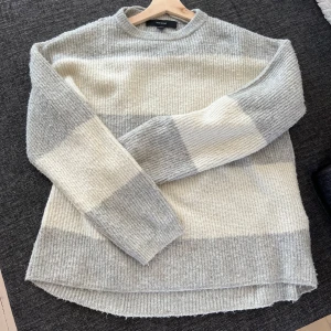 Grå Beige randig stickad tröja - Grå beige randig stickad tröja i storlek XS, använd få gånger, stor i storleken