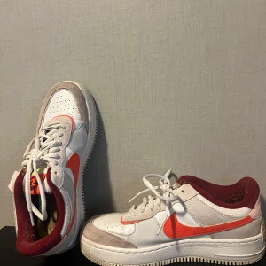 Nike Air Force 1 Shadow Red - Nya går för 2200 Kommer utan låda 0 Creases och 0 fläckar