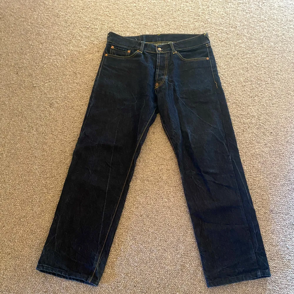 Säljer dessa RIKTIGA evisu jeans i size 32. Dom e försmå på mig och jag är 185 cm. Skicka gärna DM om mer info. 10/10 skick. Jeans & Byxor.