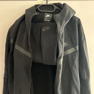 Nike tech set  - Nike tech set svart  Kond 8/10 