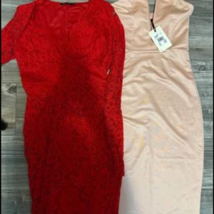 Klänningar  - Hej! Jag säljer 2 klänningar som jag inte  använder längre.  Den röda är använd en gång och det är storlek M och den andra är med prislapp och oanvänd storlek S. 