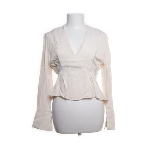 Carin wester blus - Säljer denna skitsnygga blus från carin wester då den inte kommer till användning❤️köpt från sellpy Storlek xs men är mer som s/m