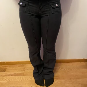 Svarta jeans från H&M. - Säljer dessa par snygga svarta jeansen från H&M. De är lågmidija och har bootcut (: Änvänder Aldrig den pga den är tyvärr liten för mig 