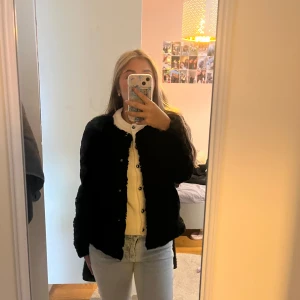 Fejk pälsjacka - Säljer denna fina fejk pälsjacka från vero Moda❤️ en knapp saknas längst ner men annars ser dem bra ut🌸höstjacka🌹skriv om ni ha några frågor💕