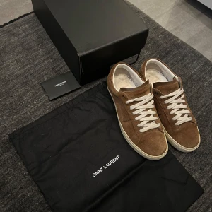 Saint Laurent skor - Säljer dessa sjukt feta och eftertraktade saint Laurent skorna i strl 40 men passar upp till 41,5 Tillbehör tillkommer! Skick 9/10. Pris 3000 kr.
