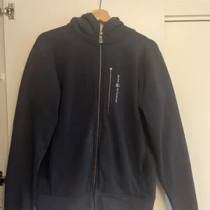 Sail racing tröja - Mörkblå sail racing tröja som är lite använd men inget fel på den förutom att dragkedjan till fickan har lossnat. Pris kan diskuteras vid snabb affär