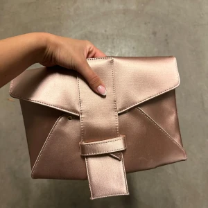 Kuvertväska - Snygg kuvertväska/clutch. Roséfärgad