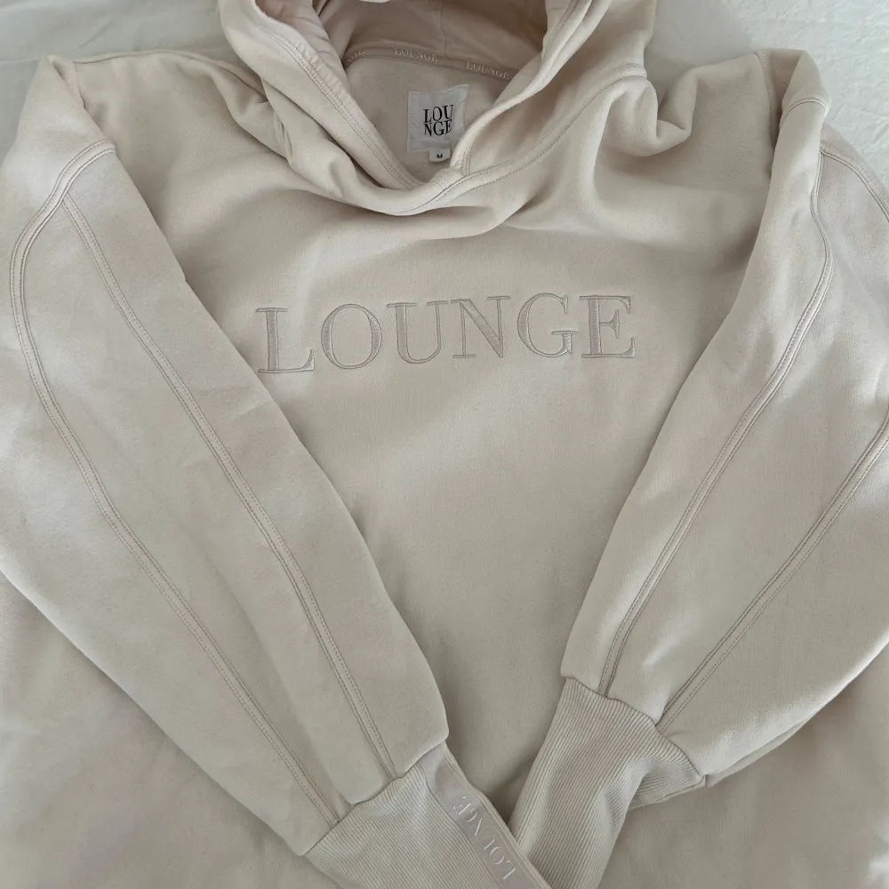 Beige hoodie från lounge i storlek M🥰🥰 Fint skick 🫶🏼. Hoodies.