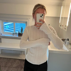 Vit topp - Jätte fin vit lite genomskinlig topp från bikbok. Står XS men passar S också. Använt några gånger men är i nyskick!🫶Säljer då jag inte använder den längre☺️