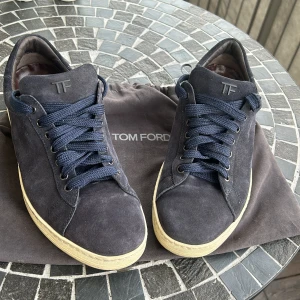 Tom Ford skor - Ett par skit feta Tom Ford skor i storlek 42, väldigt bra skick. Ny pris 10000, vårt pris 3300🙌. Dustbag och skor kommer med när man köper. Skriv om ni har fler frågor!😜