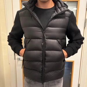 C.P. Company Cardigan - Väldigt bra skick, Orignalpris 7199kr, storlek 52 i herr vilket motsvarar cirka L i herr, goggles i luvan, avtagbar luva, värmer väldigt bra