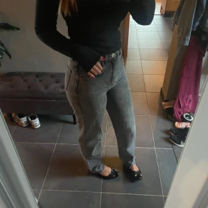 Gråa jeans loose-fit - Gråa jeans från ginatricot i storlek 36. Använda fåtal ggr, i fint skick. Endast lite snöriga nedtill(se bild). 