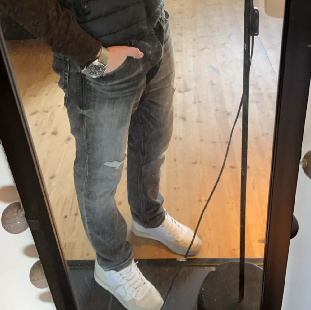 Säljer ett par jeans från jack&jones i bra skick. Skön passform men lite stora i midjan för mig. 32/32. Jeans & Byxor.