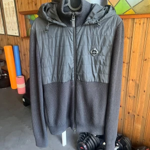 J.Linderberg Cardigan - Säljer en riktigt fet cardigan från J.Linderberg som är perfekt nu inför hösten eller våren. Den är i fint skick utan defekter. Endast lite nopprig men de kan jag lösa om så önskas. Nypris narmare 4000. Hör av er vid funderingar. Pris kan diskuteras