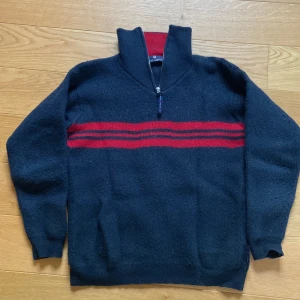 Gant halvzip -  Riktigt skön mörkblå halvzip från märket Gant. Skick 9/10, storlek M men har krympt i tvätten så sitter som XS men annars felfri.