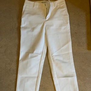 Vita kostymbyxor  - Vita kostymbyxor i stl 36. 