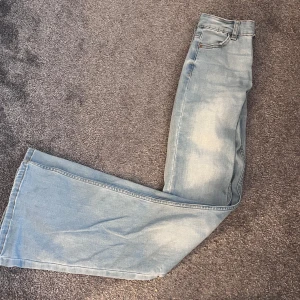 Lowwaist Bootcut Jeans - Säljer dessa såå fina ljusblåa jeansen från pull&bear som är lågmidjade💞 de är i stretchigt material och inte hårda o sträva som vissa jeans kan vara. Inte använt mer än fem gånger så i väldigt fin skick💕