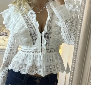 Volangblus  - Säljer den här fina blusen ifrån Nelly. 